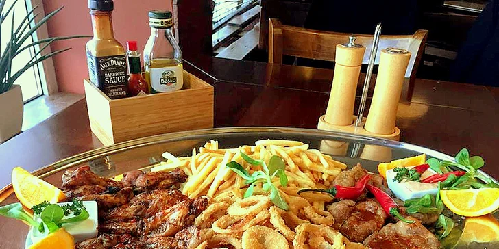 Masové plato s přílohami: steaky, BBQ wings, cibulové kroužky i hranolky a dipy