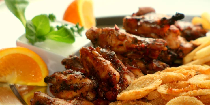 Masové plato s přílohami: steaky, BBQ wings, cibulové kroužky i hranolky a dipy