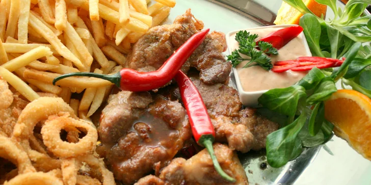 Masové plato s přílohami: steaky, BBQ wings, cibulové kroužky i hranolky a dipy