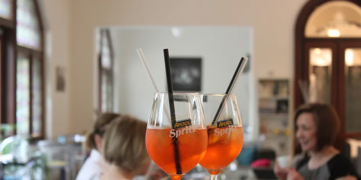 Dva osvěžující Aperoly v umělecké kavárně v centru – klasické i bez alkoholu