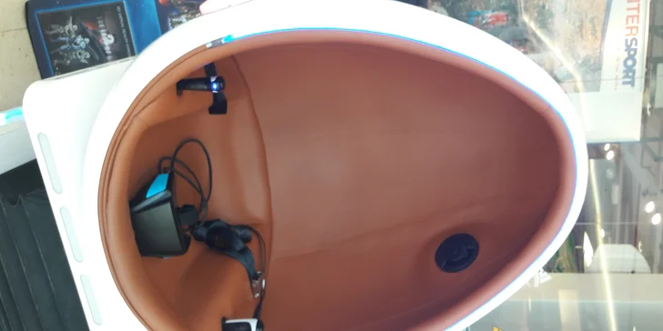 Vstupte do 9D prostoru: 6 minut virtuální reality v pohyblivém vajíčku