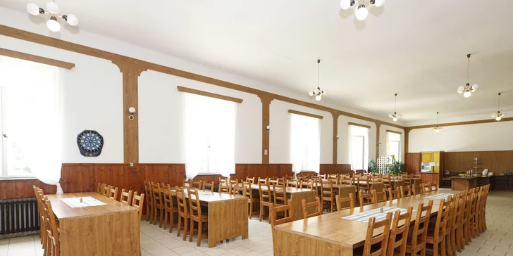 Do restaurace s letní terasou s výhledem na řeku zaskočte klidně i na další jídla – vaří tu tradiční české i mezinárodní dobroty.