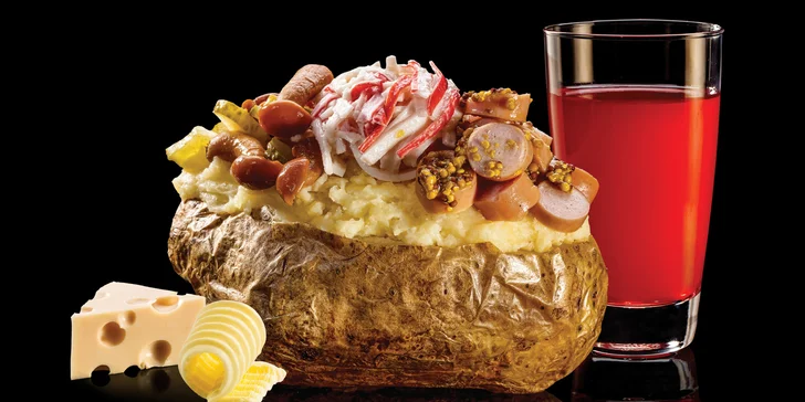 Fastfood trochu jinak: Pečená brambora, 3 druhy salátu a domácí limonáda