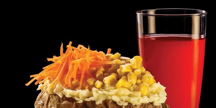 Fastfood trochu jinak: Pečená brambora, 3 druhy salátu a domácí limonáda