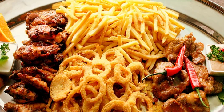 Masové plato s přílohami: steaky, BBQ wings, cibulové kroužky i hranolky a dipy