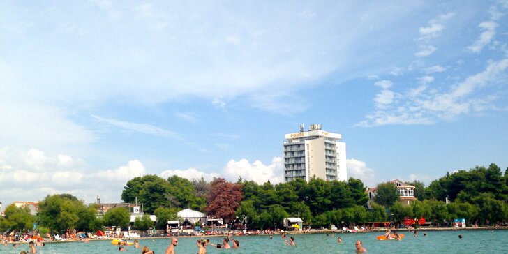 Chorvatská Vodice: soukromá vilka 300 m od pláže a polopenze v hotelu