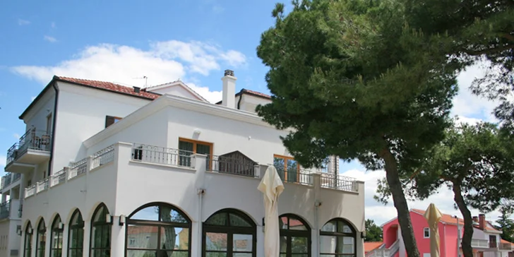 7 nocí v chorvatské Vodici: soukromá vilka 300 m od pláže a polopenze v hotelu