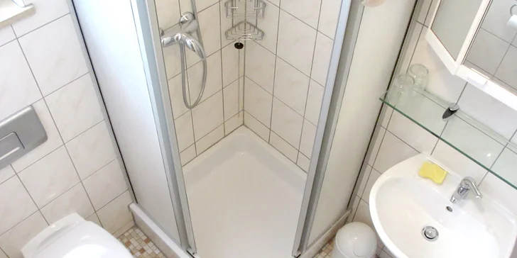 7 nocí v chorvatské Vodici: soukromá vilka 300 m od pláže a polopenze v hotelu