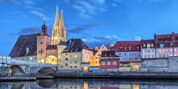 Historický Regensburg a pivovar s Hundertwasservou pivní veží v Abensbergu