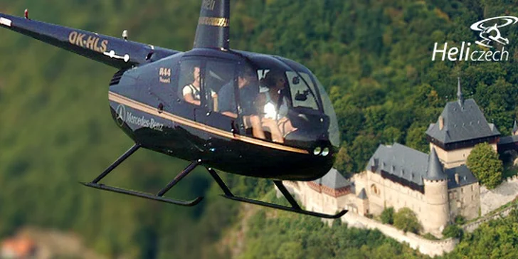 Let vrtulníkem nad krásným hradem Karlštejn