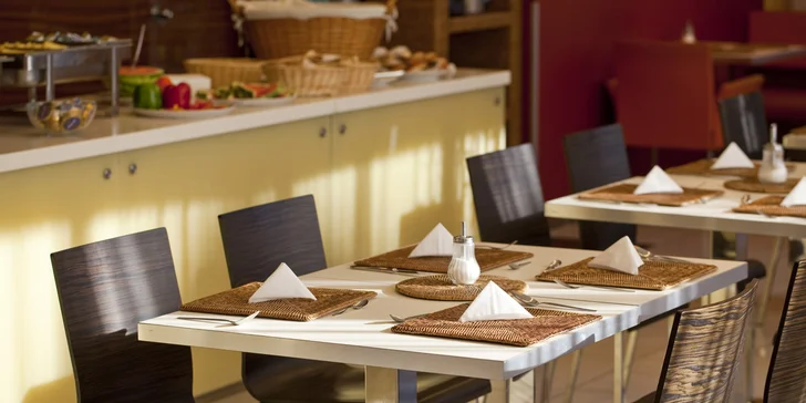 All you can eat: Bufetová snídaně s párky, vejci, pečivem, zeleninou, sýry atd.