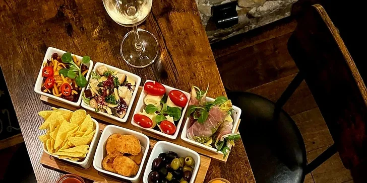 Vyberte si z bohatého tapas menu vlastní degustační talíř podle chuti.
