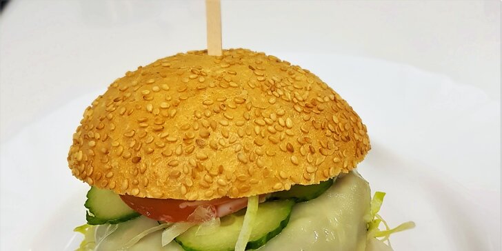 Domácí maxi burger nebo cheeseburger, hranolky a nápoj i pro dva