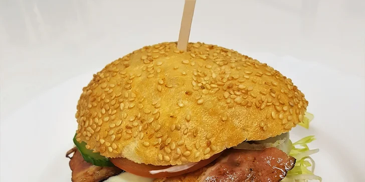 Domácí maxi burger nebo cheeseburger, hranolky a nápoj i pro dva
