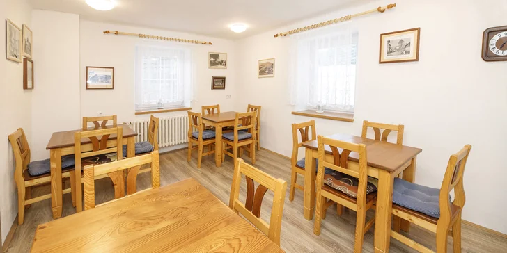 V jsou snídaně formou bufetu, které se podávají v restauraci u Jelena.