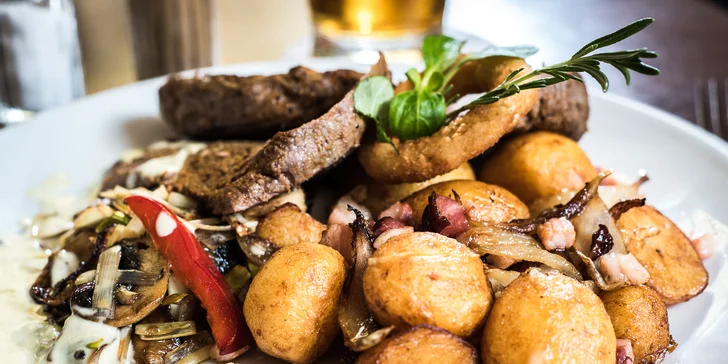 Steak z mladého býčka s pepřovou omáčkou a opékanými bramborami