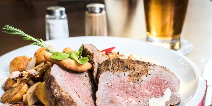 Steak z mladého býčka s pepřovou omáčkou a opékanými bramborami se slaninou