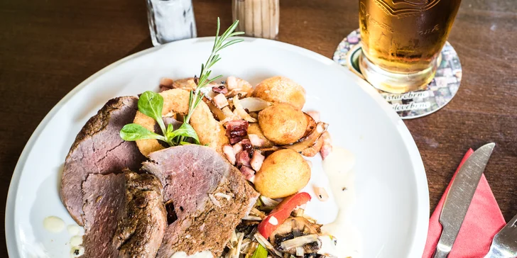 Steak z mladého býčka s pepřovou omáčkou a opékanými bramborami