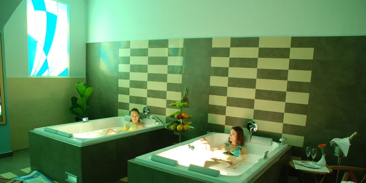 Romantika pro páry: 90 minut v privátním wellness se svíčkami a občerstvením