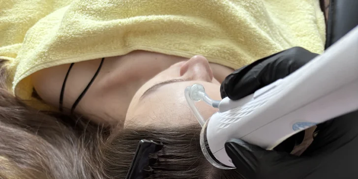 Jde o neinvazivní estetickou metodu, při které se pomocí mikrojehliček vpravují výživné látky přímo k vlasovým kořínkům. 
