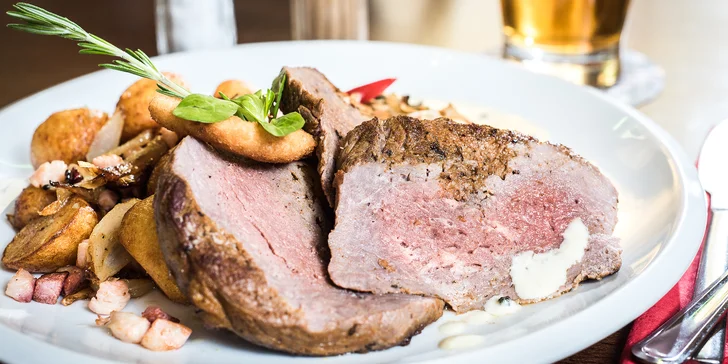 Steak z mladého býčka s pepřovou omáčkou a opékanými bramborami