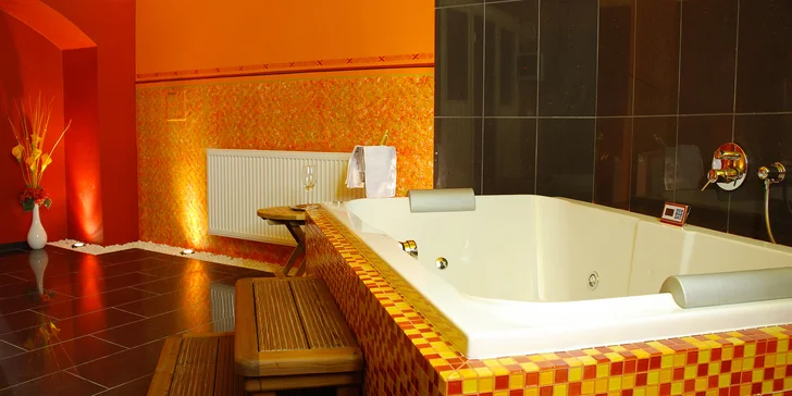Romantika v privátním wellness: vířivka, sauna, ovoce, láhev sektu i masáž