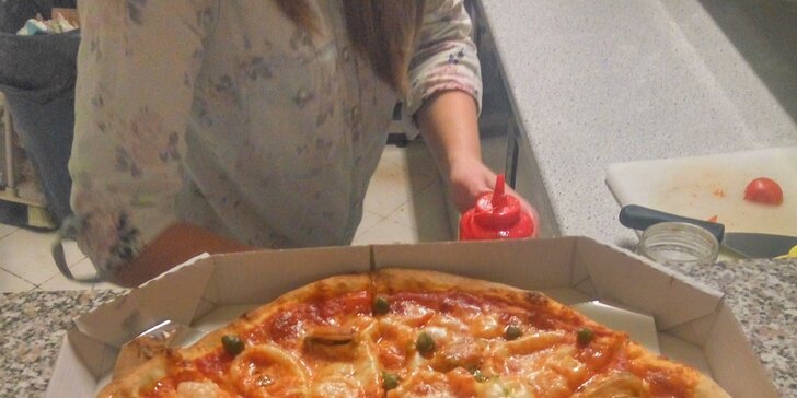 Nadlábněte se po italsku: 3 nebo 6 kousků křupavé pizzy pro partu + pití i s sebou