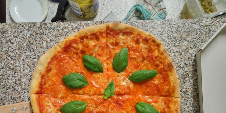 Nadlábněte se po italsku: 3 nebo 6 kousků křupavé pizzy pro partu + pití i s sebou