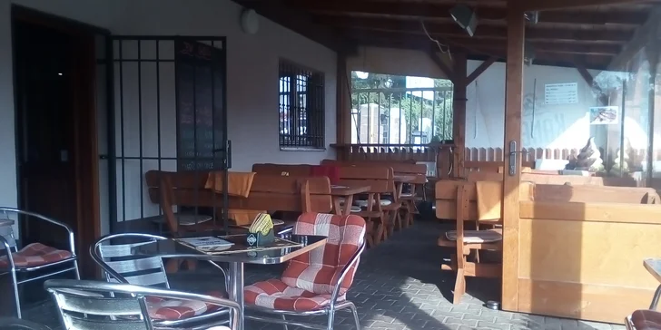 Hovězí nebo vegetariánský burger, hranolky s tatarkou a půllitr piva