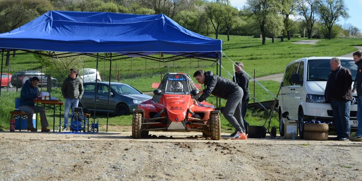 Jízda ve speciálně upravené závodní buggy: 3 až 7 kol na uzavřené trati