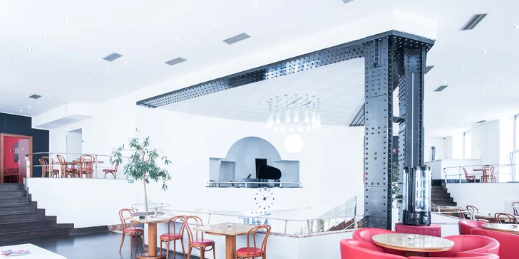 Zmrzlinový pohár a domácí limonáda dle výběru v elegantní kavárně Savoy