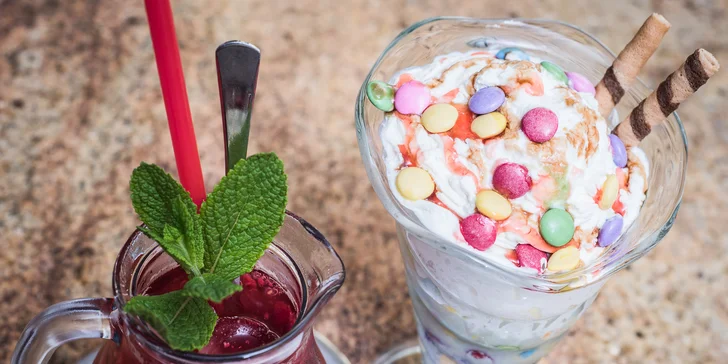 Zmrzlinový pohár a domácí limonáda dle výběru v elegantní kavárně Savoy