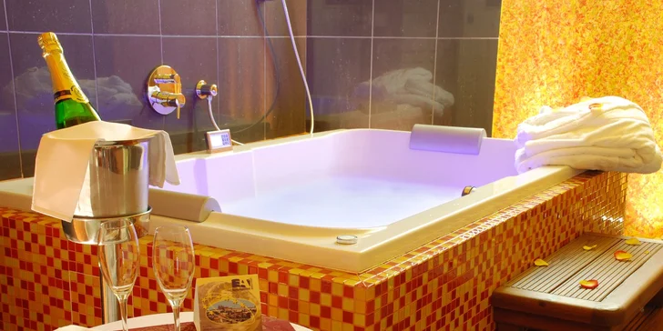 Romantika v privátním wellness: vířivka, sauna, ovoce, láhev sektu i masáž