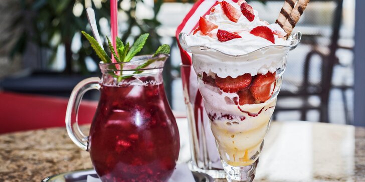 Zmrzlinový pohár a domácí limonáda dle výběru v elegantní kavárně Savoy