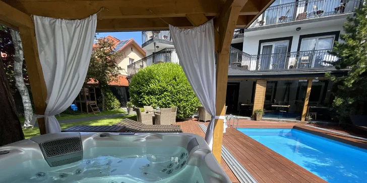 Ve wellness najdete i krytý bazén.