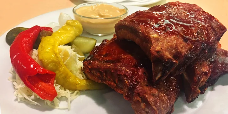 Pečená vepřová žebra s BBQ omáčkou: 1 nebo 2 půlkilové porce s řízným křenem