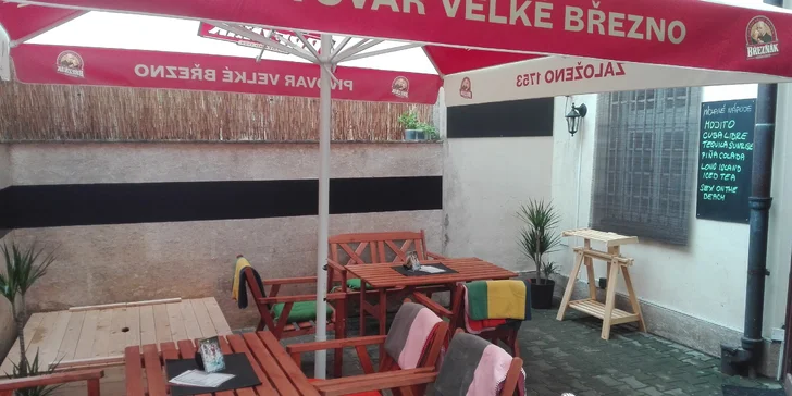 Ledová káva se zmrzlinou nebo ledové ovocné smoothie