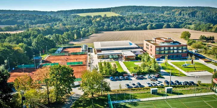  Hotel má velmi bohaté zázemí pro venkovní i vnitřní sporty.