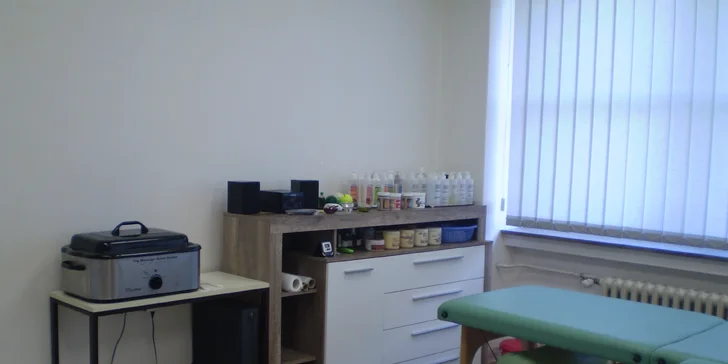 Relaxační masáž zad s vůní modrého irisu včetně zábalu