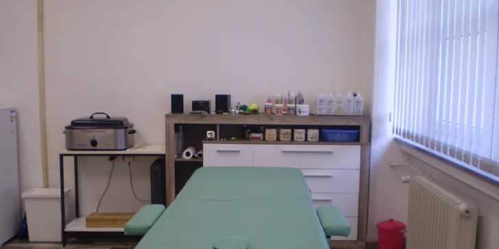 Relaxační masáž zad s vůní modrého irisu včetně zábalu
