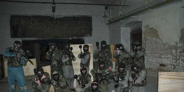 Adrenalinový paintball v kryté hale v centru Brna