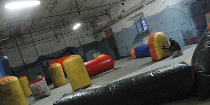 Adrenalinový paintball v kryté hale v centru Brna