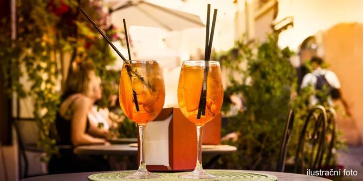 Ať má večírek grády: osvěžující drinky Aperol Spritz a slané chipsy