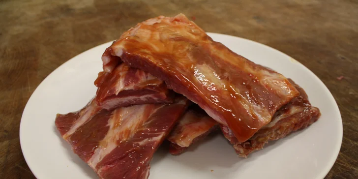 500 g marinovaného masa: krkovička, kuřecí steak či žebra lahodných chutí