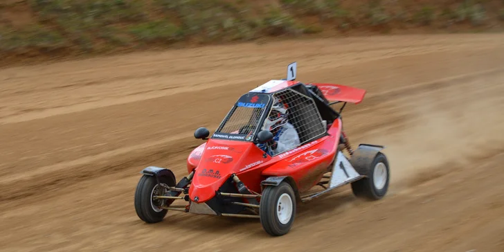 Jízda ve speciálně upravené závodní buggy: 3 až 7 kol na uzavřené trati