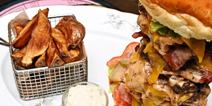 U jednoho stolu s obry: Abnormálně velké hovězí burger menu