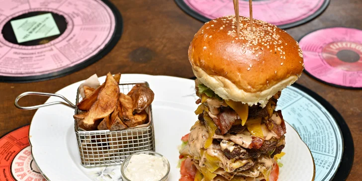 U jednoho stolu s obry: Abnormálně velké hovězí burger menu