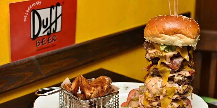 U jednoho stolu s obry: Abnormálně velké hovězí burgery s americkými brambory
