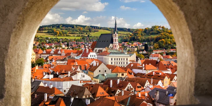 Hotel Gold se nachází na levém břehu Vltavy, stačí přejít most a jste v historickém centru. 