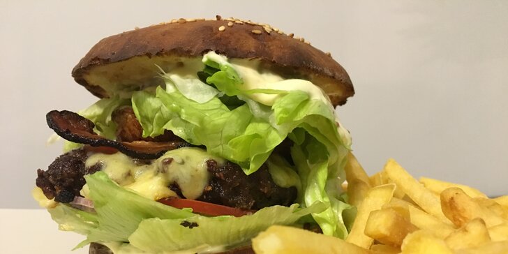 Přeštické hodování: Pořádný hovězí burger v domácí houstičce a hranolky